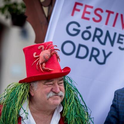 Festiwal Górnej Odry w Raciborzu, festiwalowy moment z czerwonym kapeluszem i krabem. (wygenerowano przez AI)