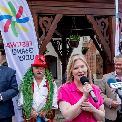 Na dziedzińcu zamku w Raciborzu odbyła się konferencja prasowa, gdzie omawiano przygotowania do piątej edycji Festiwalu Górnej Odry. (wygenerowano przez AI)