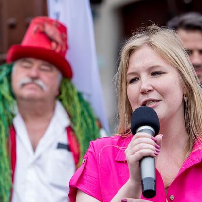 Na dziedzińcu zamku w Raciborzu omawiane są przygotowania do piątej edycji Festiwalu Górnej Odry. (wygenerowano przez AI)