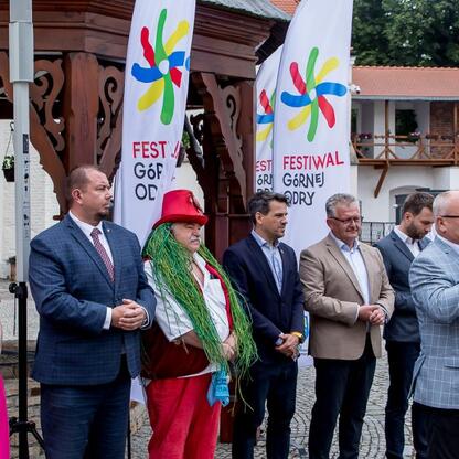 Grupa osób na tle zamku podczas konferencji prasowej festiwalu 
