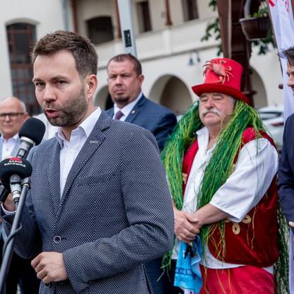 Prasa omawia przygotowania do piątej edycji Festiwalu Górnej Odry w Raciborzu. (wygenerowano przez AI)
