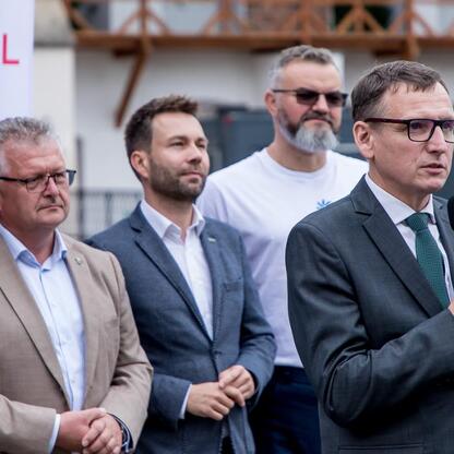 Na zdjęciu przedstawiono konferencję prasową festiwalu Upper Oder, z udziałem dyrektora festiwalu i samorządowców. (wygenerowano przez AI)