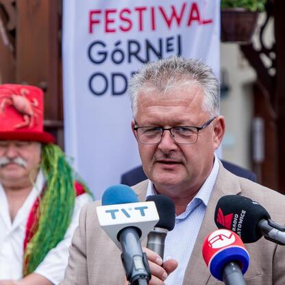 Na festiwalu Górnej Odry w Raciborzu, województwo śląskie, odbędzie się konferencja prasowa z udziałem dyrektora festiwalu i członków zarządu województwa. (wygenerowano przez AI)