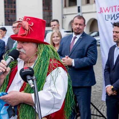 Na dziedzińcu zamku w Raciborzu w trakcie konferencji prasowej omawiane są przygotowania do piątej edycji Festiwalu Górnej Odry. (wygenerowano przez AI)