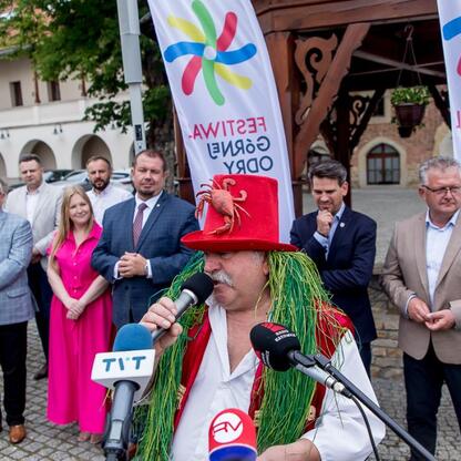 Na dziedzińcu Zamku Piastowskiego w Raciborzu odbyła się konferencja prasowa przedstawiająca przygotowania do piątej edycji Festiwalu Górnej Odry. (wygenerowano przez AI)