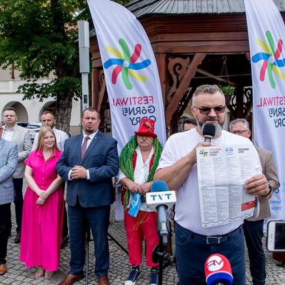 Na dziedzińcu Zamku Piastowskiego w Raciborzu odbyła się konferencja prasowa przedstawiająca przygotowania do piątej edycji Festiwalu Górnej Odry. (wygenerowano przez AI)