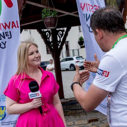 Na Upper Oder Festival 2023 w Raciborzu, Joanna Bojczuk, członek Zarządu Województwa Śląskiego, uczestniczy w konferencji prasowej. (wygenerowano przez AI)
