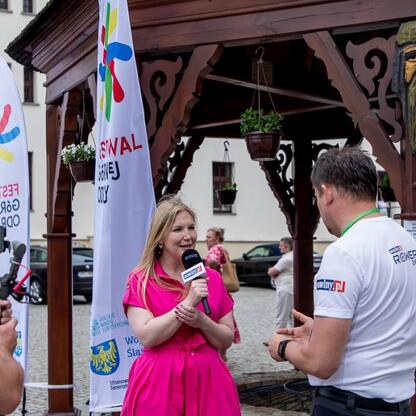 Festiwal Górnej Odry: Joanna Bojczuk prowadzi wywiad, festiwalowy klimat. (wygenerowano przez AI)