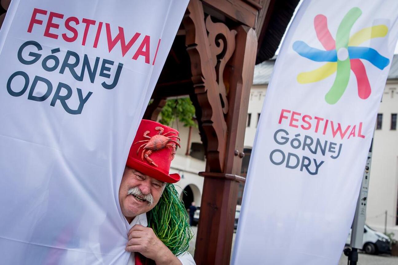 Zwiedzanie festiwalu w Raciborzu, promowanie turystyki i kultury regionu. (wygenerowano przez AI)