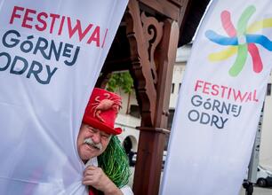 Zwiedzanie festiwalu w Raciborzu, promowanie turystyki i kultury regionu. (wygenerowano przez AI)