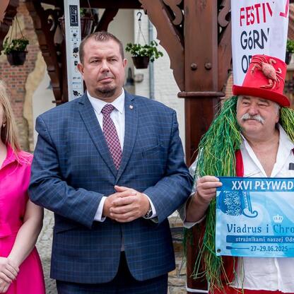 Zwiedzanie festiwalu w Raciborzu, promowanie turystyki i kultury regionu. (wygenerowano przez AI)