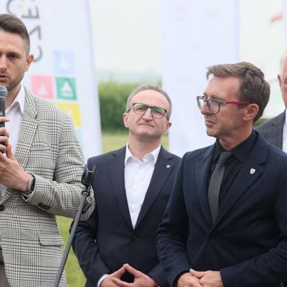 Grzegorz Boski, wicemarszałek Województwa Śląskiego, przemawia na konferencji prasowej w Rudnikach, podczas przygotowań do Air Show. (wygenerowano przez AI)