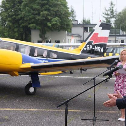 Grzegorz Boski, wicemarszałek Województwa Śląskiego, przemawia na konferencji prasowej w Rudnikach, gdzie zapowiadany jest Air Show. (wygenerowano przez AI)