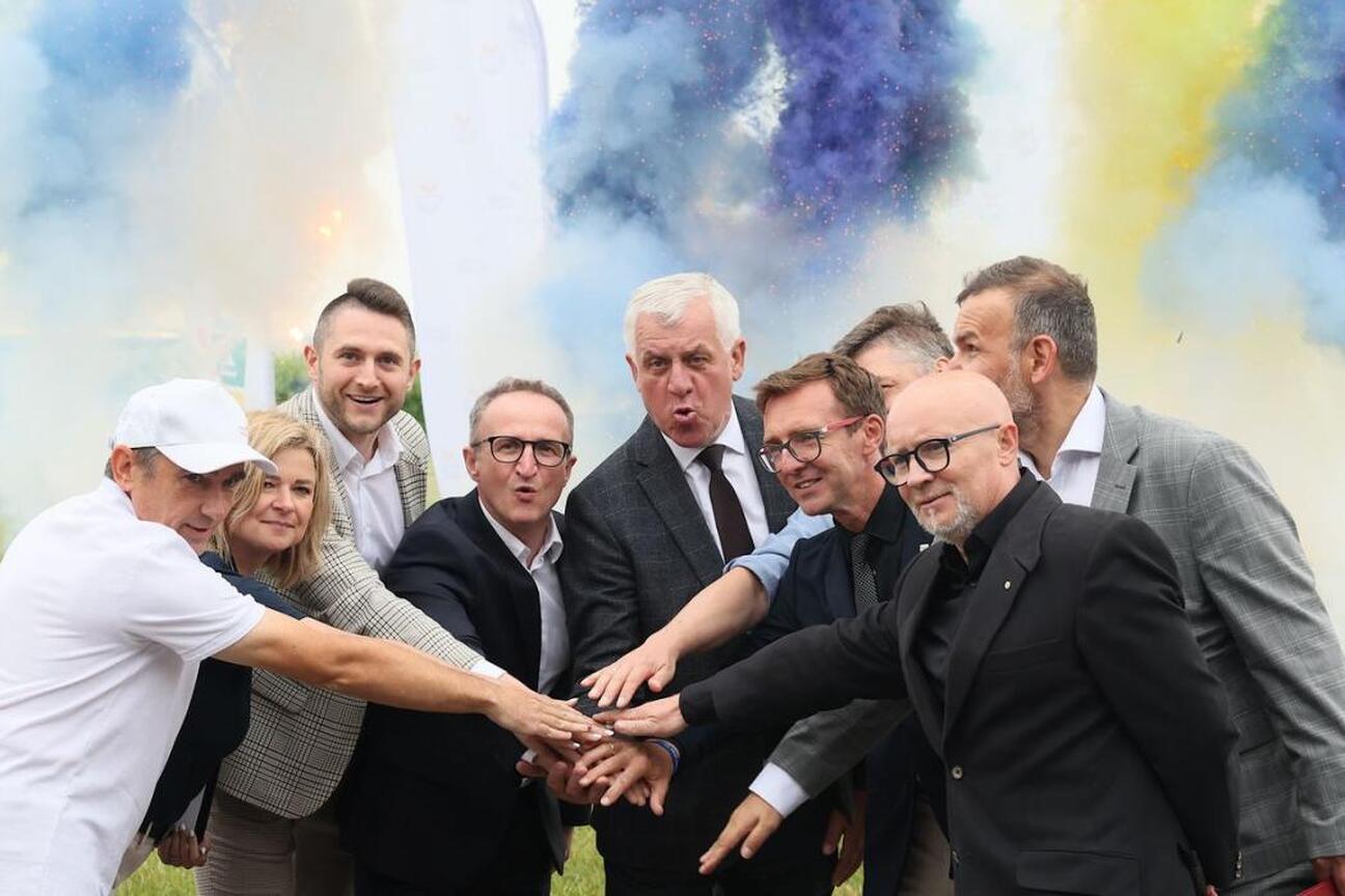 Grzegorz Boski, wicemarszałek Województwa Śląskiego, omawia Air Show w Rudnikach. (wygenerowano przez AI)