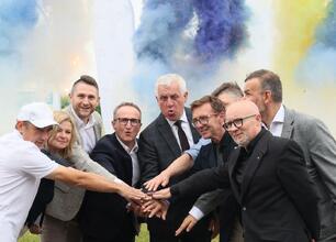 Grzegorz Boski, wicemarszałek Województwa Śląskiego, omawia Air Show w Rudnikach. (wygenerowano przez AI)