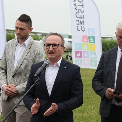 Grzegorz Boski, wicemarszałek województwa śląskiego, przemawia na konferencji prasowej w Rudnikach, gdzie odbędzie się Air Show w sierpniu 2025 roku. (wygenerowano przez AI)