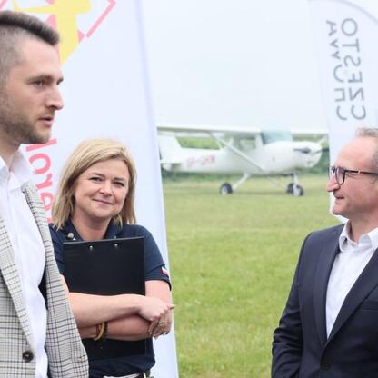 Grzegorz Boski, wicemarszałek Województwa Śląskiego, omawia Air Show w Rudnikach. (wygenerowano przez AI)