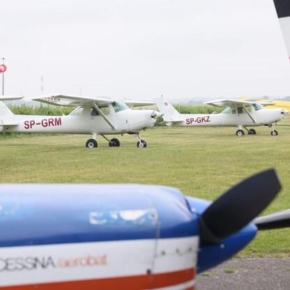 Lotniczy Spektakl nad Częstochową, 1-2 sierpnia 2025, przygotowanie samolotów Cessna do pokazów. (wygenerowano przez AI)