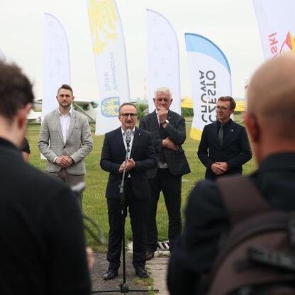 Grzegorz Boski, wicemarszałek Województwa Śląskiego, przemawia na konferencji prasowej o Air Show w Rudnikach. (wygenerowano przez AI)
