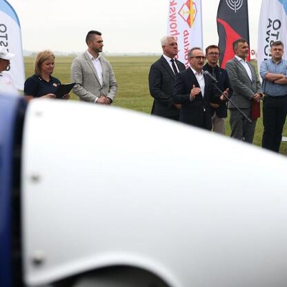Grzegorz Boski, wicemarszałek Województwa Śląskiego, omawia Air Show w Rudnikach. (wygenerowano przez AI)