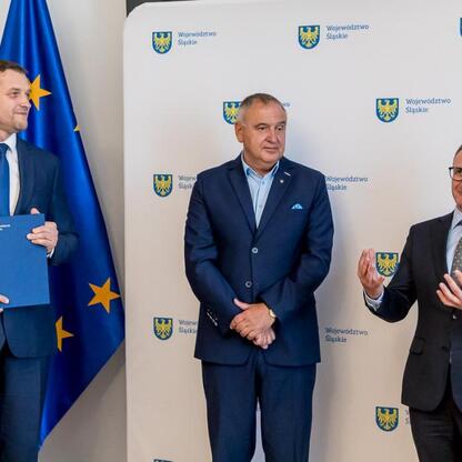 Trzech wicemarszałków Województwa Śląskiego podczas konferencji prasowej. (wygenerowano przez AI)