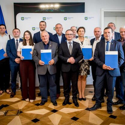 Grzegorz Boski, wicemarszałek Województwa Śląskiego, wręcza nagrody w ramach programu 
