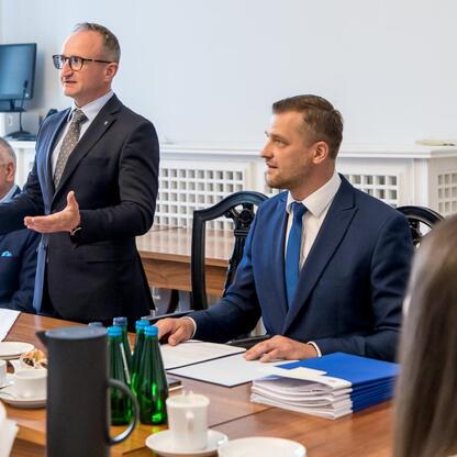 Wicemarszałek Województwa Śląskiego Grzegorz Boski przewodniczy spotkaniu w ramach programu 