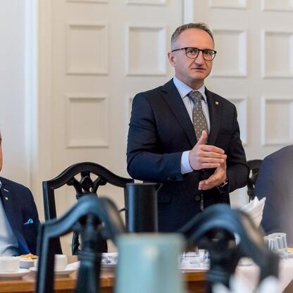 Wicemarszałek Województwa Śląskiego Grzegorz Boski prowadzi spotkanie w ramach programu 