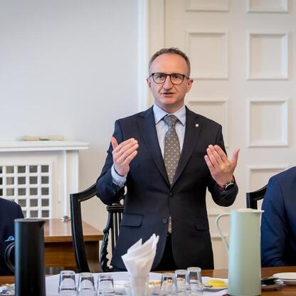 Grzegorz Boski, wicemarszałek Województwa Śląskiego, prowadzi spotkanie w ramach programu 