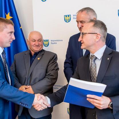 Wicemarszałek Województwa Śląskiego Grzegorz Boski prezentuje i podpisuje dokumenty w ramach programu 