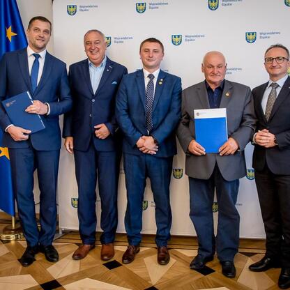 Wicemarszałek Województwa Śląskiego Grzegorz Boski wręcza nagrody laureatom programu 