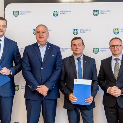 Wicemarszałek Województwa Śląskiego Grzegorz Boski wręcza certyfikaty uczestnikom programu 