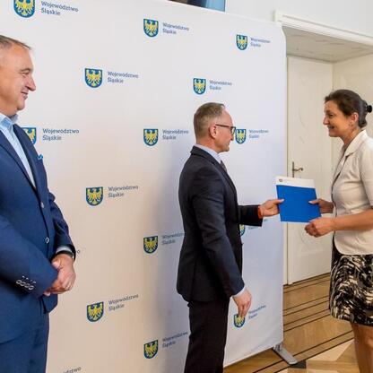 Wicemarszałek Województwa Śląskiego Grzegorz Boski wręcza nagrody w programie 