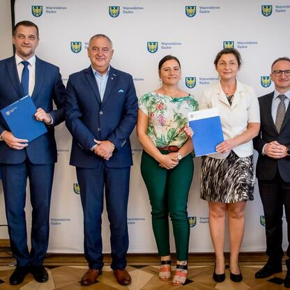 Grzegorz Boski, wicemarszałek Województwa Śląskiego, wręcza nagrody laureatom programu 