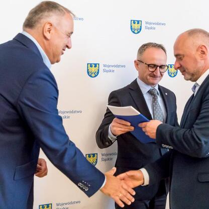 Grzegorz Boski, wicemarszałek Województwa Śląskiego, wraz z radnym Marekiem Bieniekiem wręczają nagrody w ramach konkursu 