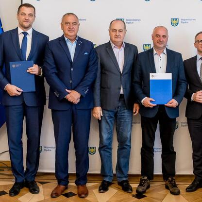 Grzegorz Boski, wicemarszałek Województwa Śląskiego, wręcza certyfikaty uczestnikom programu 