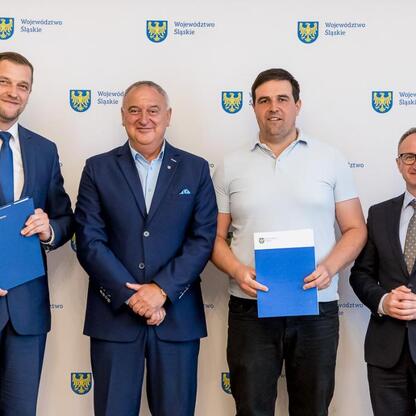 Grzegorz Boski, wicemarszałek Województwa Śląskiego, wraz z uczestnikami programu 