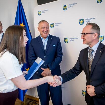 Grzegorz Boski i Marek Bieniek podczas ceremonii wręczenia grantów dla pszczelarstwa województwa śląskiego. (wygenerowano przez AI)