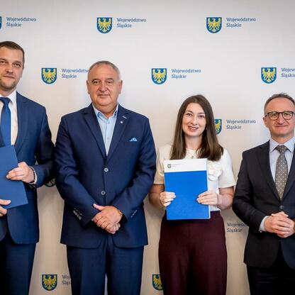 Grzegorz Boski, wicemarszałek Województwa Śląskiego, wraz z uczestnikami konkursu 