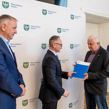 Wicemarszałek Województwa Śląskiego Grzegorz Boski wręcza dokumenty w ramach programu 