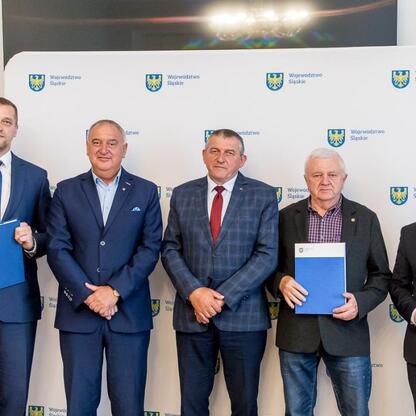 Grzegorz Boski, wicemarszałek Województwa Śląskiego, prezentuje dokumenty z programu 