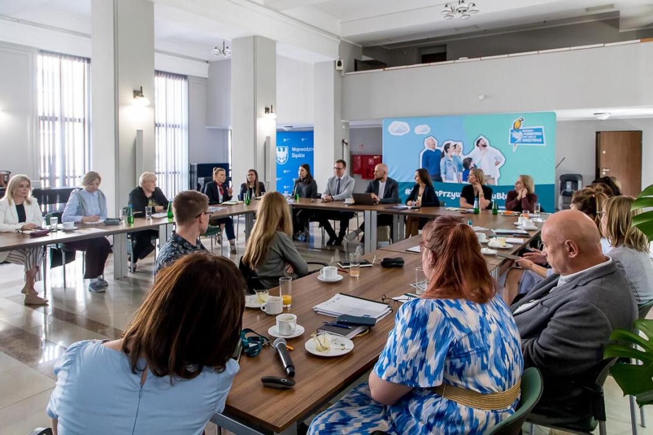 Grupa dyskusyjna w konferencji o adaptacji klimatycznej w Śląsku. (wygenerowano przez AI)