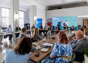 Grupa dyskusyjna w konferencji o adaptacji klimatycznej w Śląsku. (wygenerowano przez AI)