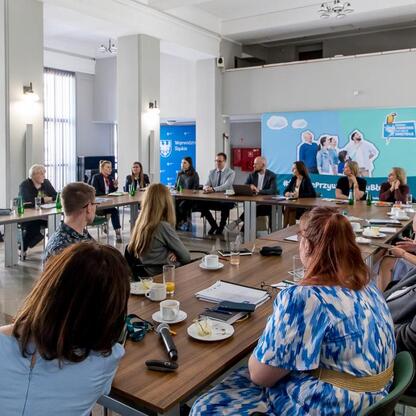 Grupa dyskusyjna w konferencji o adaptacji klimatycznej w Śląsku. (wygenerowano przez AI)