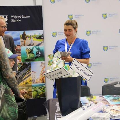 Wystawa informacyjna w Silesia booth na II Dniach Zdrowia w Bielsku-Białej. (wygenerowano przez AI)