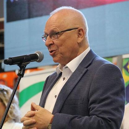 Mężczyzna w garniturze przemawia do mikrofonu na II Dniach Zdrowia w Bielsku-Białej. (wygenerowano przez AI)