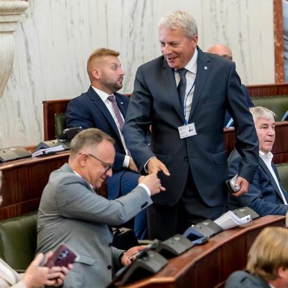 Wojciech Saługa, Marszałek Województwa Śląskiego, podczas sesji Sejmiku Województwa Śląskiego. (wygenerowano przez AI)