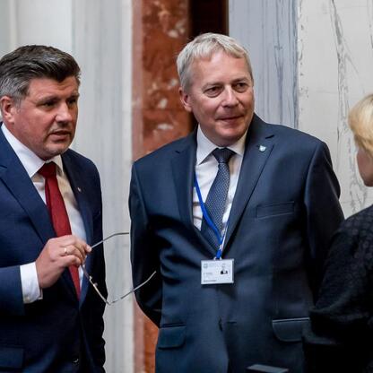 Wojciech Saługa, Marszałek Województwa Śląskiego, prowadzi rozmowę podczas uroczystości w Silesia. (wygenerowano przez AI)