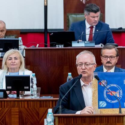 Formalna sesja Sejmiku Województwa Śląskiego, gdzie administracja otrzymała wotum zaufania i absolutorium. (wygenerowano przez AI)