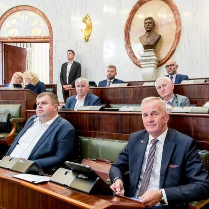 Formalna sesja Sejmiku Województwa Śląskiego w eleganckim, historycznym pomieszczeniu. (wygenerowano przez AI)